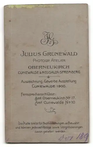 Fotografie Julius Grunewald, Oberneukirch, Portrait Säugling mit nackigen Füssen