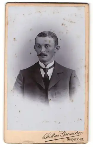 Fotografie Julius Grusche, Neugersdorf, Portrait Herr mit Oberlippenbart