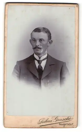 Fotografie Julius Grusche, Neugersdorf, Portrait bürgerlicher Herr in Anzug