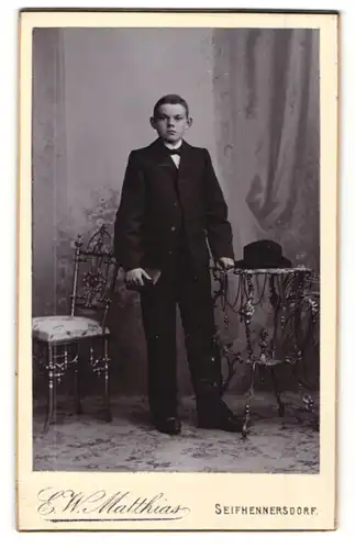 Fotografie E. W. Matthias, Seifhennersdorf, Portrait Knabe in feierlichem Anzug