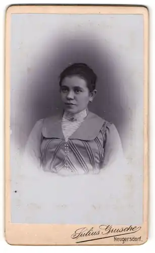 Fotografie Julius Grusche, Neugersdorf, Portrait Frau mit zurückgebundenem Haar