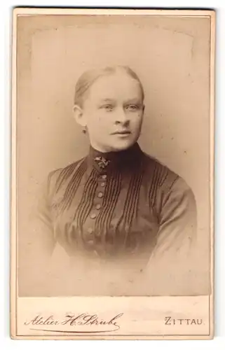 Fotografie H. Strube, Zittau, Portrait Fräulein mit zurückgebundenem Haar