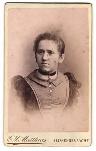 Fotografie E. W. Matthias, Seifhennersdorf, Portrait junge Frau mit zurückgebundenem Haar