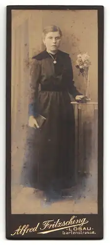 Fotografie Alfred Fritzsching, Löbau, Portrait junge Frau in festlichem Kleid