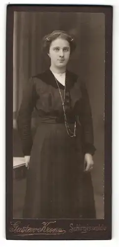 Fotografie Gustav Krenz, Schirgiswalde, Portrait bürgerliches Fräulein in zeitgenössischer Kleidung