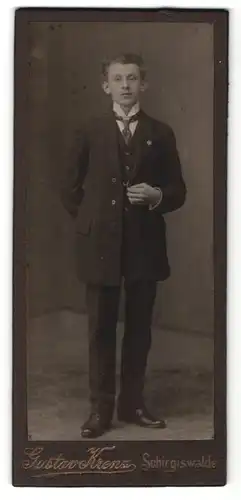 Fotografie Gustav Krenz, Schirgiswalde, Portrait halbwüchsiger Knabe in Anzug