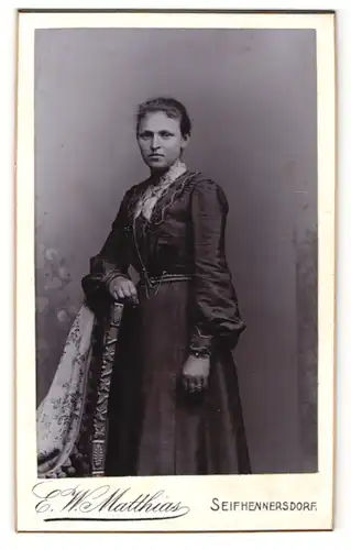 Fotografie E. W. Matthias, Seifhennersdorf, Portrait Fräulein in festlichem Kleid