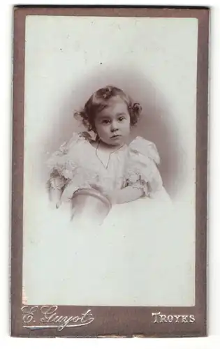 Fotografie E. Guyot, Troyes, Portrait kleines Mädchen mit Locken