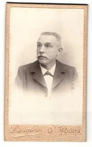 Fotografie Langlois, Paris, Portrait edler Herr mit Schnurrbart im Anzug