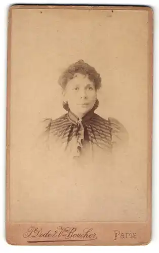 Fotografie P. Dode & V. Boucher, Paris, Portrait junge Dame in edler Rüschenbluse mit Brosche am Kragen
