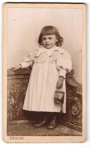 Fotografie Désiré, Paris, Portrait kleines Mädchen mit Eimerchen