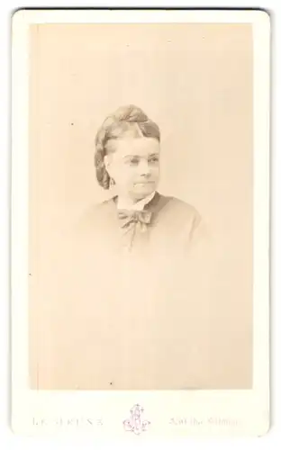 Fotografie L. Joliot, Paris, Portrait Frau mit geflochtenem Haar