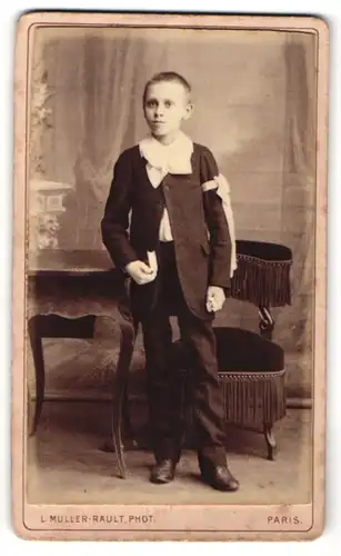 Fotografie L. Muller-Rault, Paris, Portrait Knabe in feierlicher Kleidung mit Schleife am Arm