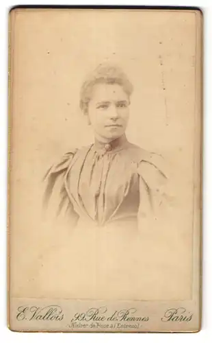 Fotografie E. Vallois, Paris, Portrait Dame mit Hochsteckfrisur