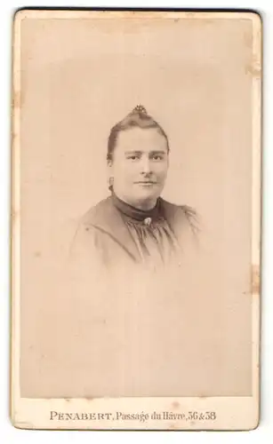 Fotografie G. Penabert, Paris, Portrait junge Frau mit zurückgebundenem Haar