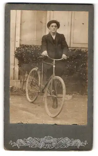 Fotografie unbekannter Fotograf und Ort, junger Mann mit Fahrrad und Strohhut