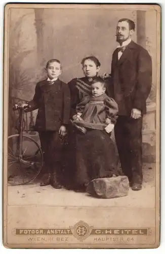 Fotografie G. Heitel, Wien, Portrait Familie mit histor. Fahrrad