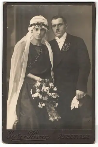 Fotografie Gustav Krenz, Schirgiswalde, Portrait Hochzeitspaar in zeitgenöss. Mode