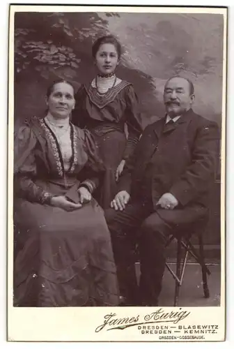 Fotografie James Aurig, Dresden-Blasewitz, Dresden-Kemnitz, Portrait bürgerliches Paar mit Tochter