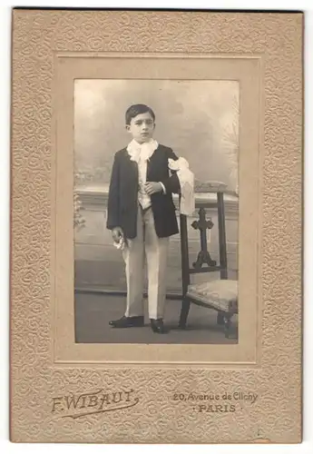 Fotografie F. Wibaut, Paris, Portrait Knabe in feierlicher Kleidung mit Schleife am Ärmel