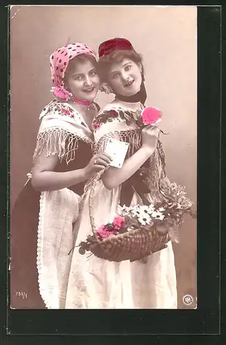 AK Junge Frauen in Tracht mit Spielkarte und Blumenkorb