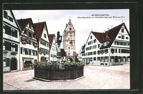 AK Dinkelsbühl / Mfr., Altrathausplatz mit Löwenbrunnen und Wörnitz-Tor
