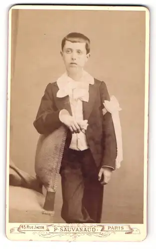 Fotografie S. Sauvanaud, Paris, Portrait Knabe im Anzug mit Schleife am Arm