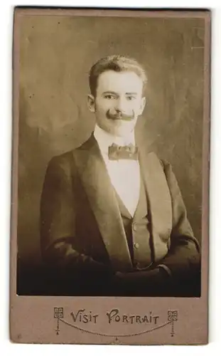 Fotografie Visit Portrait, Ort unbekannt, Portrait junger Mann mit Schnurrbart im Anzug und Schleife
