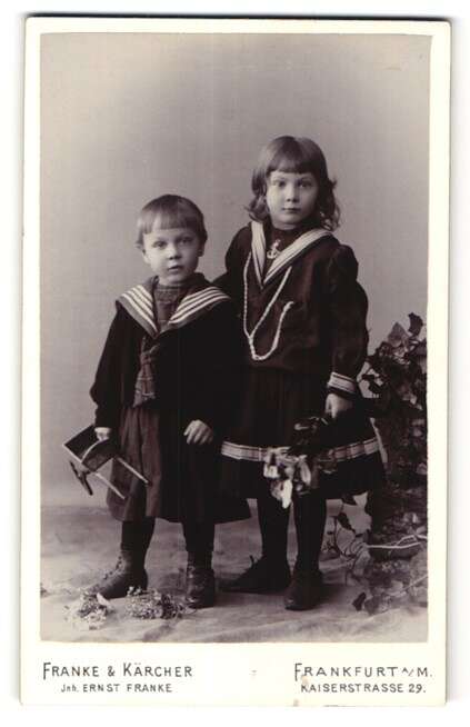 Fotografie Knabe mit Spielzeug Pferd und Kutsche Nr. 8088962 Fotografie Knabe mit Spielzeug Pferd und Kutsche Nr. 8088962