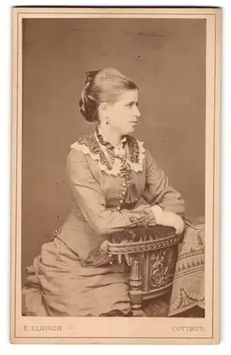 Fotografie E. Ulbrich, Cottbus, Portrait Dame mit zurückgebundenem Haar