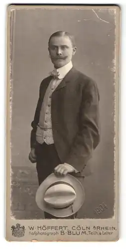 Fotografie W. Höffert, Cöln / Rhein, junger Mann mit Schnurrbart und Hut im Anzug