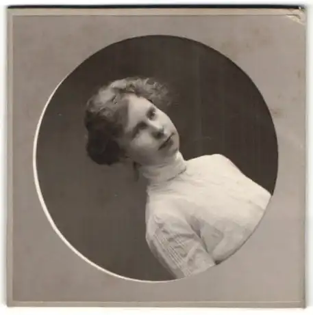 Fotografie Franz Langhammer, Bonn, Portrait junge Frau in edler weisser Bluse