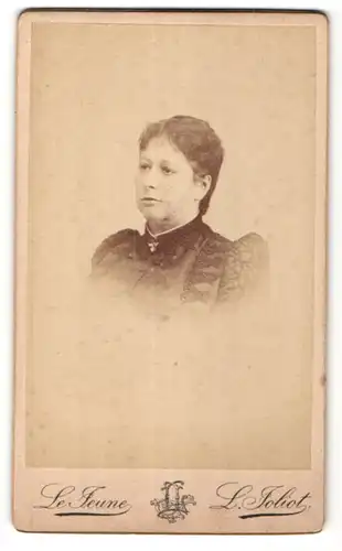 Fotografie L. Joliot, Paris, Portrait hübsche Dame in edler Bluse mit Stickerei