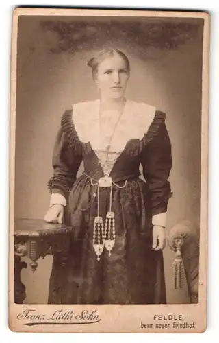 Fotografie Franz Lüthi Sohn, Feldle, Portrait junge Frau in Tracht