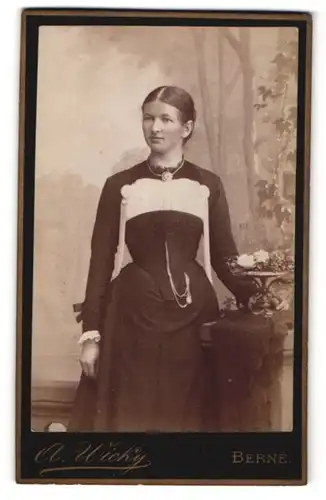 Fotografie A. Wicky, Berne, Portrait Mädchen in festlichem Kleid