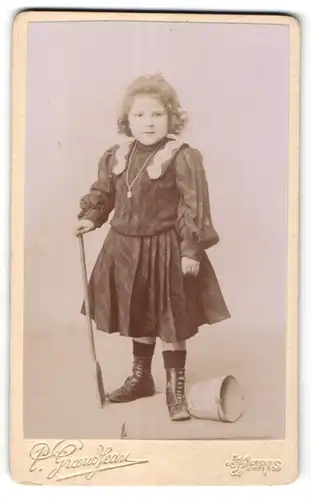 Fotografie P. Grandjean, Paris, niedliches Mädchen im edlen Kleid mit Schaufel und Eimer