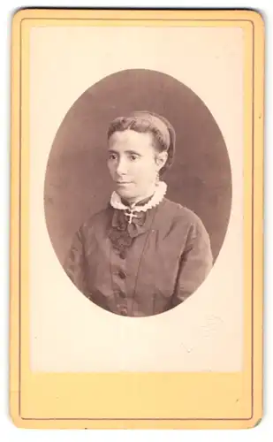 Fotografie Fotograf & Ort unbekannt, Portrait junge Dame in edler Bluse mit Haarband und Halskette