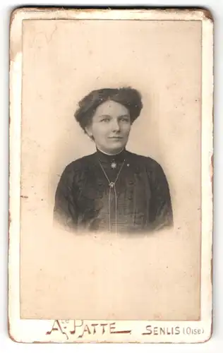 Fotografie A. Patte, Senlis, Portrait junge Frau in edler Bluse mit Halskette
