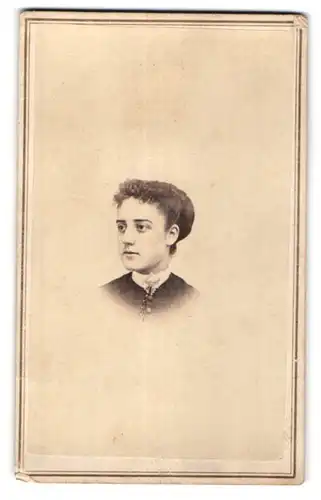 Fotografie Cleveland & Grimes, Boston, Portrait junge Dame mit zurückgebundenem Haar, USA