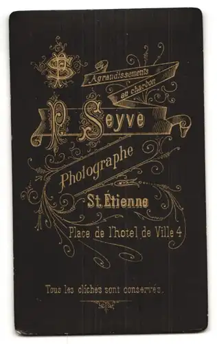 Fotografie P. Seyve, St. Étienne, Portrait Kleinkind mit nackigen Füssen