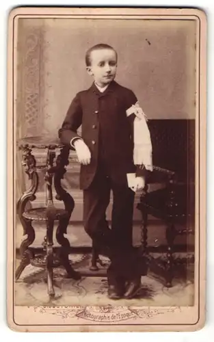 Fotografie J. Couturier, Paris, Portrait Knabe in festlicher Kleidung mit Schleife am Ärmel