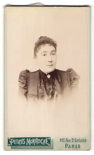 Fotografie Pétrus Monroché, Paris, Portrait Frau mit zurückgebundenem Haar
