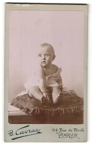 Fotografie B. Cavras, Paris, Portrait Säugling mit nackigen Füssen