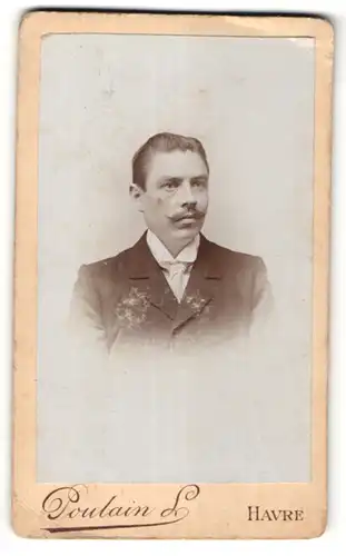 Fotografie L. Poulain, Havre, Portrait junger Mann mit Oberlippenbart im Anzug