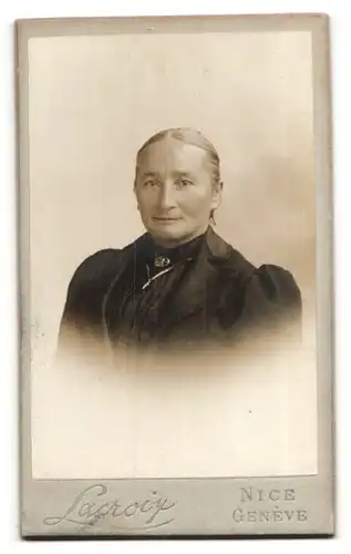 Fotografie Lacroix, Nice, Portrait hübsche Dame in edler Bluse mit Halskette