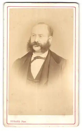 Fotografie Durand, Paris, Portrait edler Herr mit Vollbart in edlem Anzug