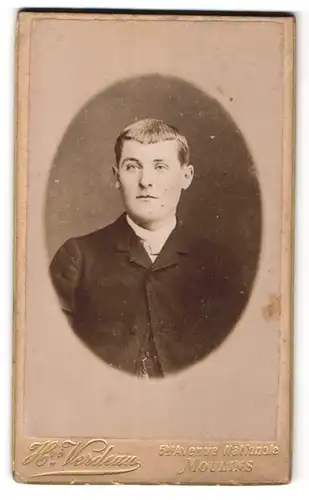 Fotografie H. Verdeau, Moulins, Portrait junger Mann im Anzug