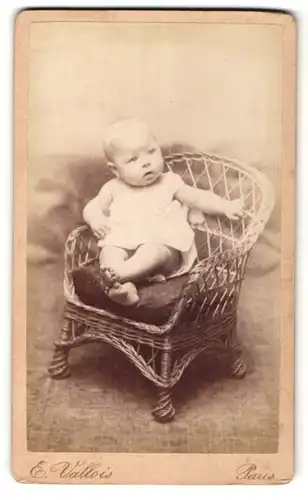 Fotografie E. Vallois, Paris, niedliches Baby im weissen Kleid