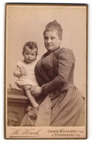 Fotografie H. Hack, Colmar / Els., hübsche Mutter im edlen Kleid mit kleinem Mädchen