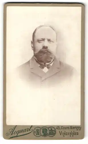 Fotografie Acquart, Vincennes, Portrait edler Herr mit Vollbart im Anzug